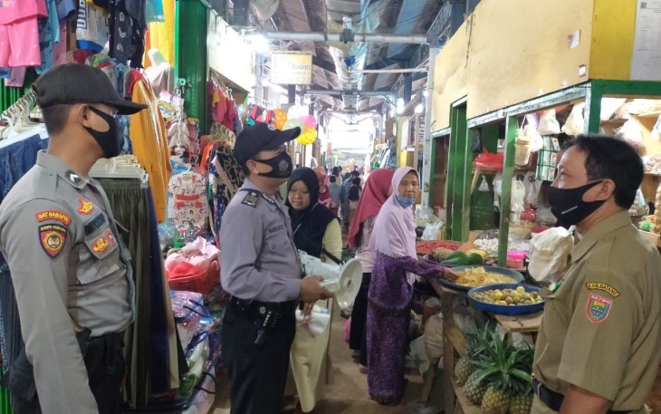 Kapolsek Tersono Polres Batang AKP Akhmad Almunasifi Bersama Koramil Tersono Terus Bersinergi Dalam Pencegahan dan Penanggulangan COVID-19 Diwilayah