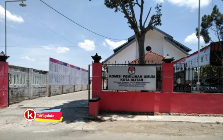 Kantor KPU Kota Blitar Tampak Dari Depan (foto : Faisal NR / Klikwartacom) 