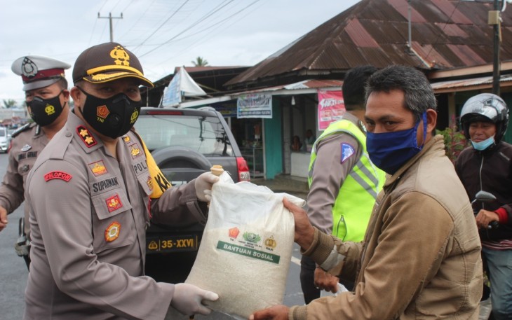 Kapolres Kepahiang AKBP Suparman SIK MAP Bagikan Paket Sembako Kepada Tukang Becak 