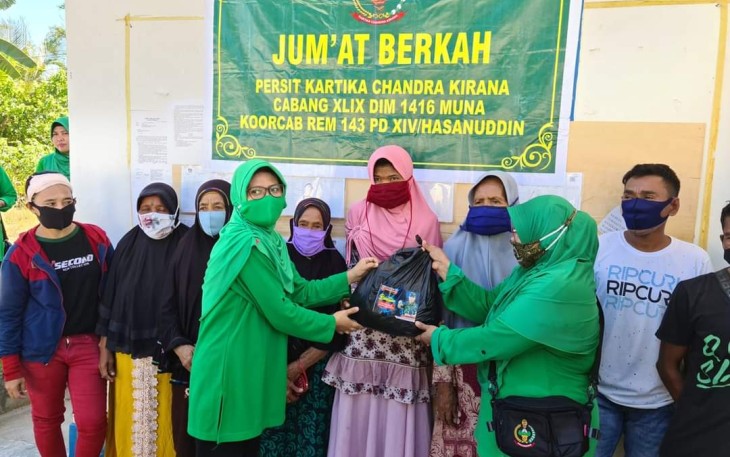 Bagikan Bantuan Pangdam Persit Kodim Muna Tunjukkan Eksistensi Perempuan di Hari Ibu