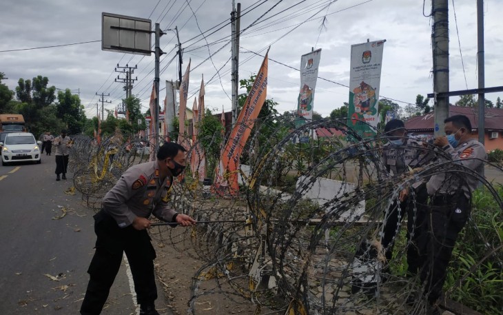 Kantor KPU Mura Dipasang Kawat Barrier