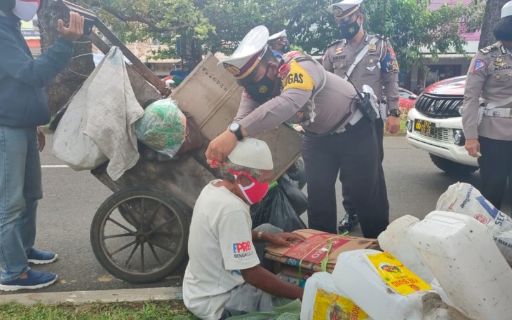 Sat Lantas Polres Bengkulu Beri Bantuan Masker dan Sembako Kepada Pemulung