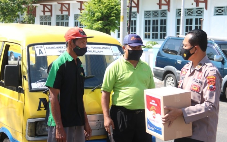Pembagian sejumlah paket sembako kepada para sopir angkot oleh Polres Karanganyar.
