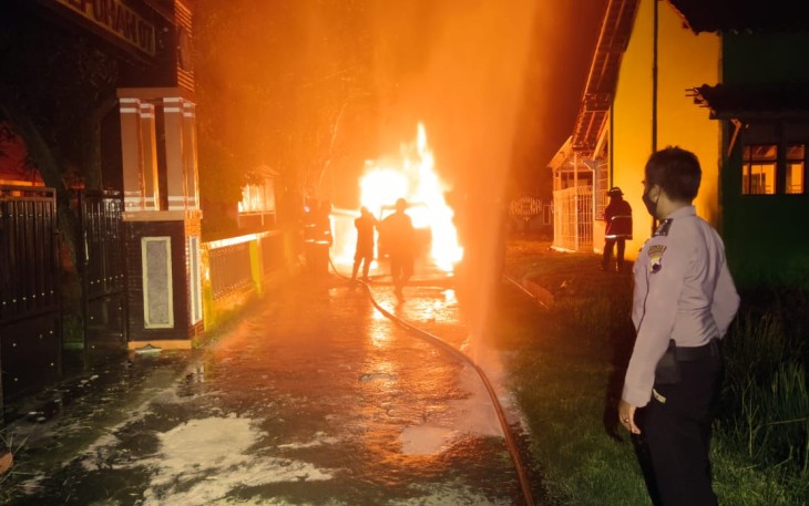 Sebuah Mobil Jenis Daihatsu Luxio Bernopol G 8994 NB Hangus Terbakar di Dukuh Kedungmiri Kelurahan Kasepuhan 