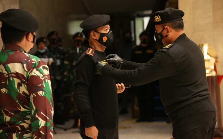 Kapolri Jenderal Polisi Idham Azis menerima dua penghargaan dari Tentara Nasional Indonesia (TNI), berupa Wing Kehormatan Penerbang Kelas I TNI Angkatan Udara dan Brevet Kapal Selam Hiu Kencana TNI Angkatan Laut Kamis (7/1/2021). 