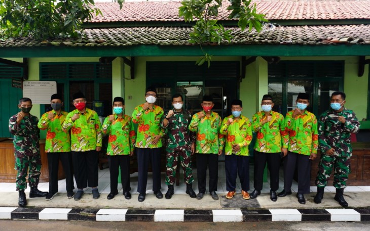 Foto pengurus DPD Lembaga Dakwah Islam Indonesia (LDII) Kabupaten Batang bersama Dandim 0736/Batang Letkol Arh  Yan Eka Putra  bertempat di Makodim,  jum'at (8/01/21)