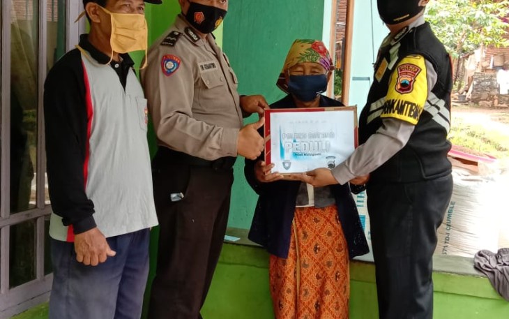 Kapolsek Warungasem Polres Batang AKP Herry Suprobo bersama Kanitbinmas Aipda Trigusmantoro dan Bhabinkamtibmas Bripka Ifkhorul Wafa menyambangi sepuluh warga di desa Sariglagah kecamatan Warungasem Jumat (8/1/2021).