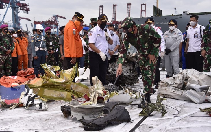 Panglima TNI Marsekal TNI Hadi Tjahjanto SIP Bersama Menteri Perhubungan (Menhub) Budi Karya Sumadi Kepala Staf Angkatan Laut (Kasal) Laksamana TNI Yudo Margono SE MM Kepala Badan Nasional Pencarian dan Pertolongan (Kabasarnas) Marsdya TNI Bagus Puruhito dan Ketua Komite Nasional Keselamatan Transportasi (KNKT) Soerjanto Tjahjono Menggelar Konferensi Pers Terkait Ditemukannya Flight Data Recorder (FDR) Pesawat Sriwijaya Air SJ-182 