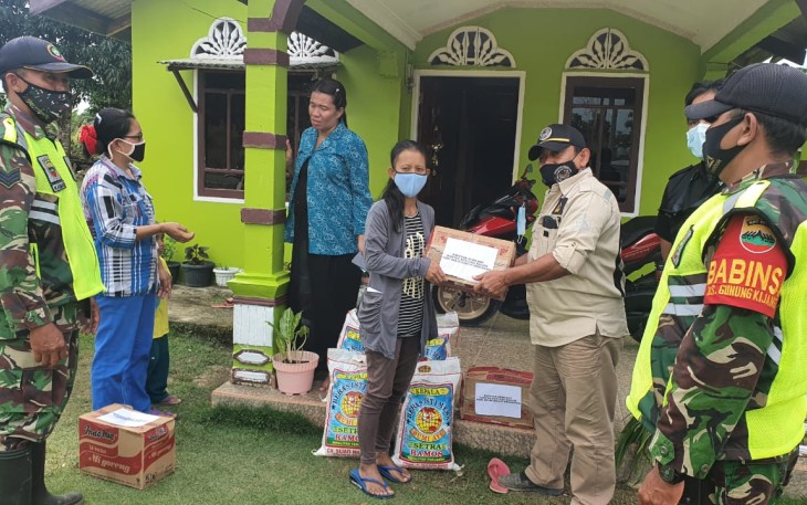 Danramil 02/0315 Bintan dan PT SGI Bagikan Paket Sembako Kepada Warga Terdampak Banjir
