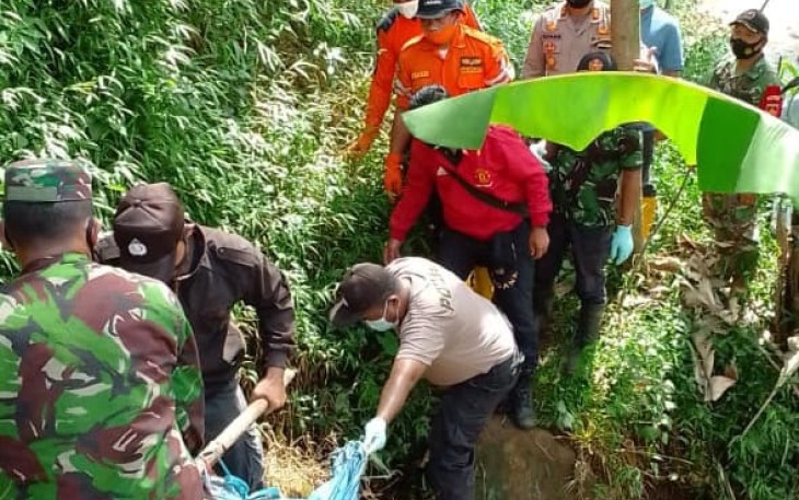 Petugas Evakuasi Mayat Wanita Tanpa Identitas di Sungai Gawak 