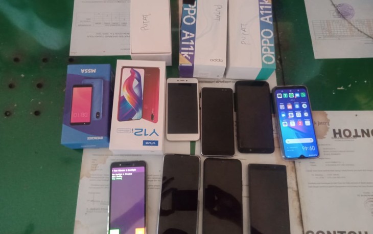 Barang bukti, sejumlah HP berhasil disita oleh Polres Kendal