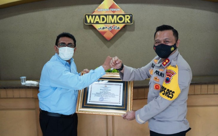 Kepala Kepolisian Resor Batang AKBP Edwin Louis Sengka Memberikan Penghargaan Kepada Manajer PT Sukorintex Tahir Baagil Karena Kepeduliannya Pada Kinerja Polisi