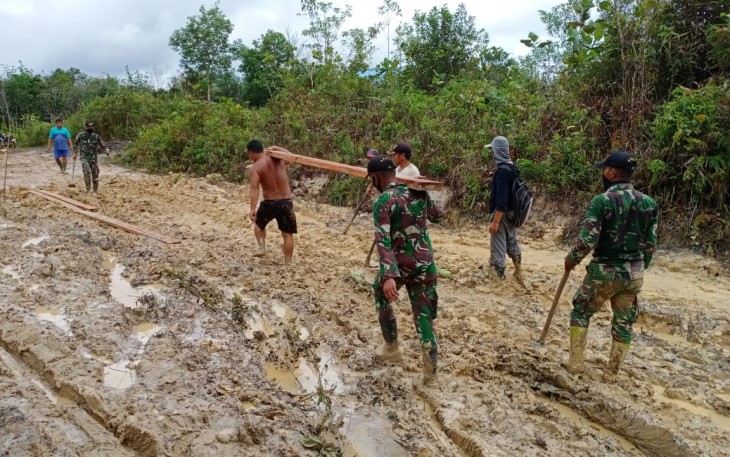 Satgas Pamtas RI-MLY Yonif 407/PK Bersama Warga Perbaiki Jalan Yang Rusak dan Licin Karna Hujan