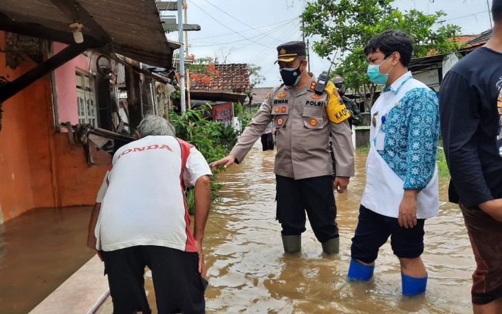 Kapolres Pekalongan Kota AKBP M Irwan Susanto SIK SH MH Saat Melakukan Pengecekan Tempat Pengungsian dan Perkampungan Yang Tergenang Banjir 