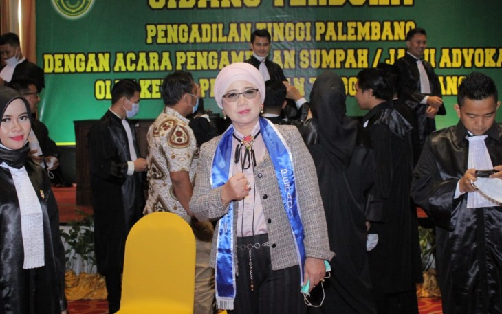 Hj Nurmalah SH MH Saat Menghadiri Pelantikan 130 Anggota Peradi Sumsel