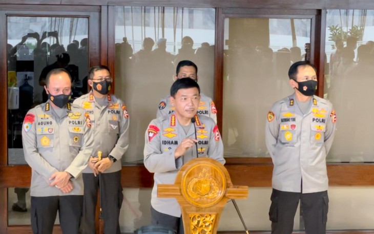 Kapolri Jenderal Idham Azis saat memberikan keterangan kepada media terkait  pengawalan Komjen Listyo Sigit Prabowo  oleh perwakilan angkatan senior dan junior di internal Polri saat menjalani Fit and Proper Test. 