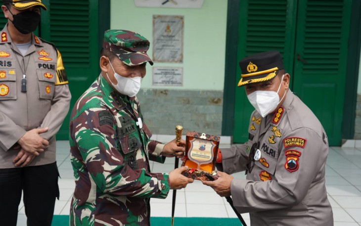 Komandan Korem 071/Wijayakusuma Kolonel Inf Dwi Lagan Safrudin SIP Menerima Kunjungan Silaturahmi Kapolresta Banyumas yang baru Kombes Pol Muchamad Firman Lukmanul Hakim SH SIK MSi