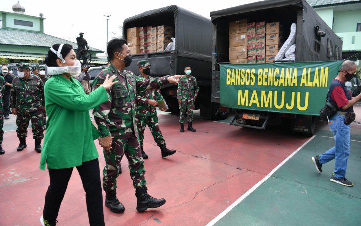 TNI AD Mengerahkan Tiga Kapal TNI AD (ADRI 50 ADRI 51 ADRI 52) Mengangkut Personel Bahan-bahan Logistik Peralatan RS Lapangan Serta Alat Berat Guna Membantu Korban Bencana Alam di Kalimantan Selatan Maupun Sulawesi Barat