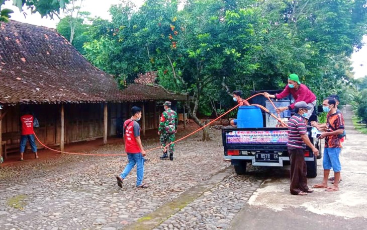 Babinsa Pojok Koramil 13/Nogosari Kodim 0724/Boyolali Serda Mokhamad Juanto bersama Ormas Pemuda Pancasila Ranting Desa Pojok melaksanakan penyemprotan disinfektan di wilayah Desa Pojok, Kecamatan Nogosari, Kabupaten Boyolali. Jum’at ( 22/01).