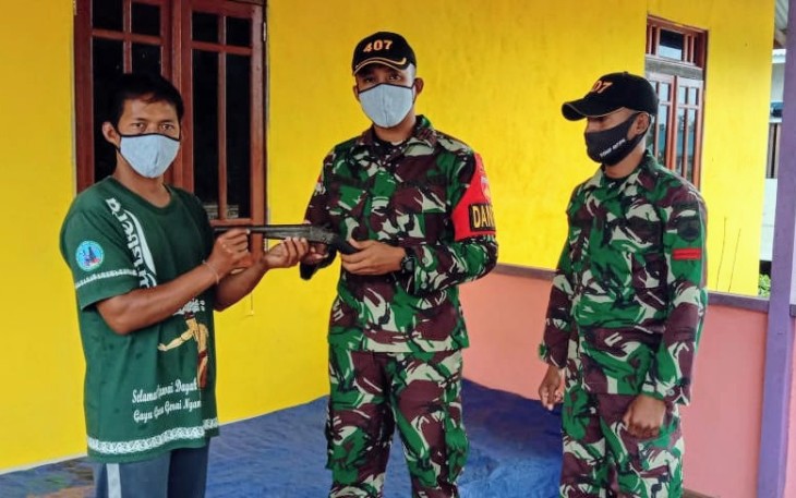 Pos Klawik Satgas Pamtas RI-Malaysia Yonif 407/Padmakusuma, menerima penyerahan secara sukarela satu pucuk senjata pistol jenis penabur dari warga Dusun Bakul, Desa Labian Ira'ang Kecamatan Batang Lupar, Kabupaten Kapuas Hulu, Provinsi Kalbar.
