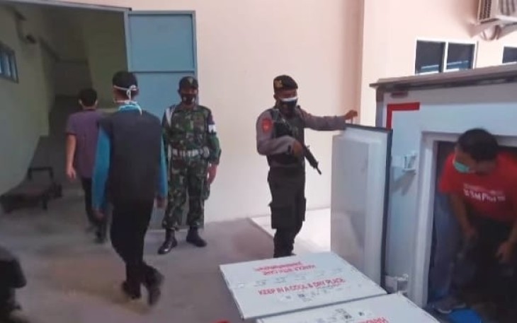 Empat mobil jenis truk boks khusus dari Dinas Kesehatan Provinsi Jawa Tengah datang dengan pengawalan pihak aparat baik dari Polres Boyolali Maupun Kodim 0724/Boyolali