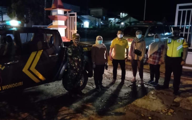 Anggota Koramil 14/Jatisrono Serda Agus Guridno beserta Polsek Jatisrono Bripka Romy melaksanakan pengamanan dan pengawalan bagi tenaga kesehatan Puskesmas Jatisrono I dan II dalam pengambilan vaksin Covid-19 dari DKK Kab. Wonogiri.
