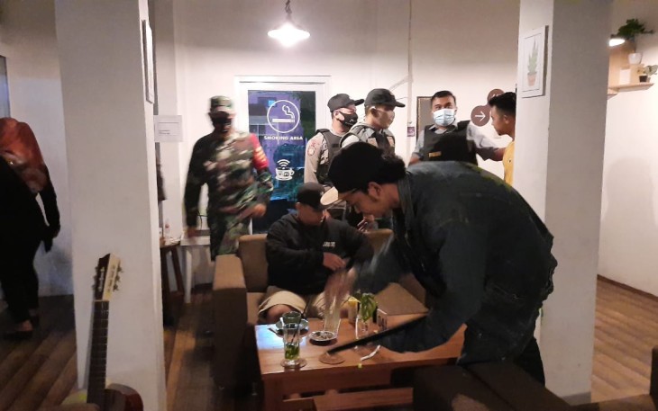 Anggota Koramil 01/Sragen Serka Eko Siswanto bersama anggota Polsek dan Kecamatan Sragen secara bersinergi menggelar Patroli penegakan disiplin Covid-19 dan penerapan PPKM, Senin (25/1) Malam.