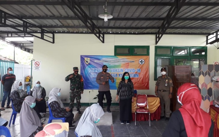 Anggota Koramil 17/Sumberlawang bersama dengan Petugas Trantib Kecamatan Sumberlawang dan Polsek melaksanakan kegiatan Operasi Yustisi