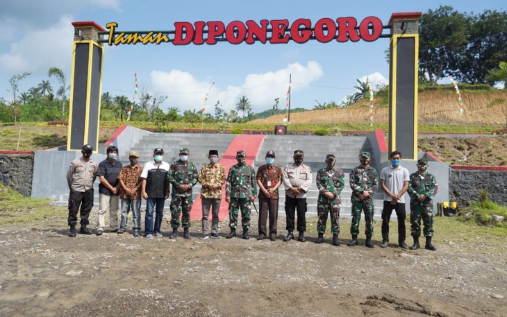 Pangdam IV Diponegoro Mayjend TNI Bhakti Agus Fadjari foto bersama setelah menandatangani prasasti hasil pembangunan Karya Bakti Serbuan Teritorial Korem 071/Wijayakusuma