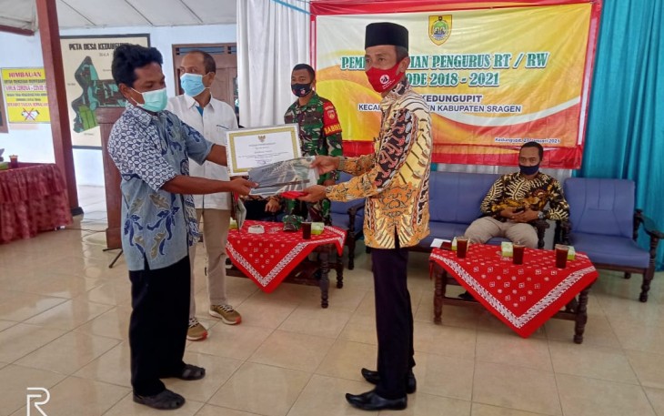 Babinsa Koramil 01/Sragen Kodim 0725/Sragen Serka Eko Siswanto menghadiri undangan pelantikan perangkat RT dan RW Desa Kedungupit Periode 2018-2021 , Rabu (27/01/2021).