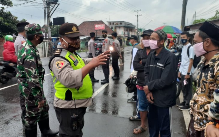 Waka Polres Pekalongan Kota Kompol Drs Gangsar Subagya memimpin langsung Ops Yustisi penegakan protokol kesehatan, bersama Petugas gabungan terdiri dari anggota Polres Pekalongan Kota, Koramil Buaran, Polsek, Satpol PP, Dishub ( Kab Pekalongan ) dan Trantib setempat, melakukan razia protokol  kesehatan di jalan raya Wonoyoso Buaran Jum'at, (29/01/2021).