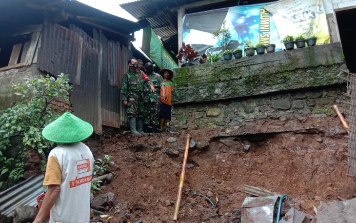 Danramil 09/Blado Kapten Cba Kuswanto Membantu Korban Bencana Alam Tanah Longsor