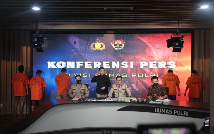 konferensi pers pengungkapan kasus narkotika jaringan internasional yang digelar Divisi Humas Mabes Polri, Jumat (29/1/2021) hadirkan juru bahasa isyarat 