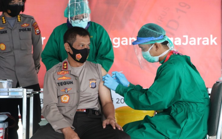 Kapolda Bengkulu Irjen Pol Drs Teguh Sarwono M SI di Suntik Vaksin Kedua di RS M Yunus
