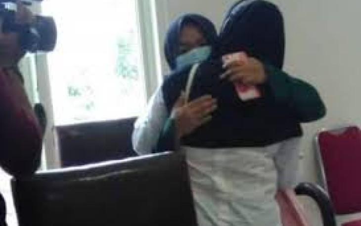 Air Mata Agesti Ayu Wulandari (19) Tumpah di Pelukan Ibunya Sumiyatun Saat Mereka Bertemu di Kejaksaan Negeri Demak