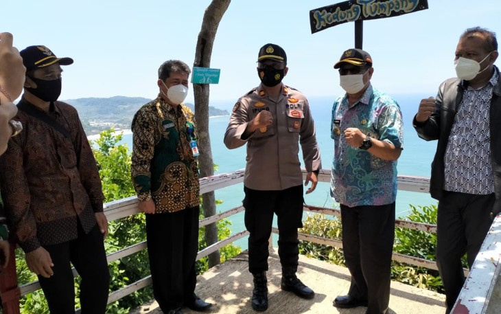 Bupati Tulungagung Kunjungi Destinasi Wisata Pantai Kedung Tumpang