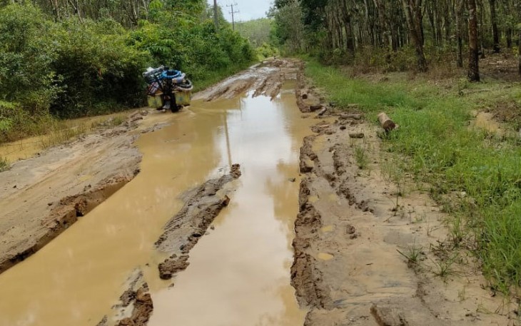 Kondisi jalan tampak rusak parah