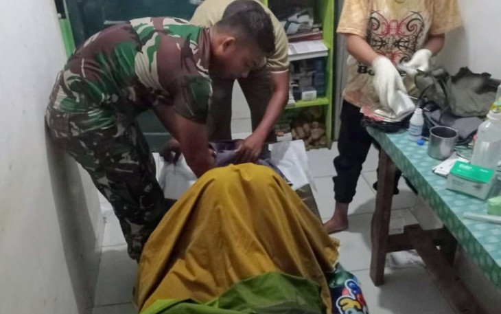 Personel Satuan Tugas Pengamanan Perbatasan (Satgas Pamtas) RI-MLY Yonif 407/PK membantu proses persalinan warga yang melahirkan dalam keadaan emergency bertempat di Pos Kout, Kampung Entaja, Desa Senaning, Kecamatan Ketungau Hulu, Kabupaten Sintang, Kalbar. Minggu Kemain (31/01/2021)