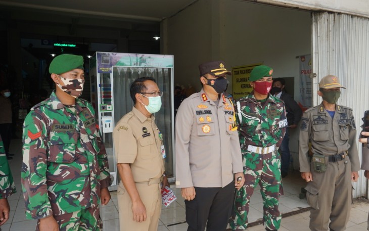 Kodim 0736/Batang, Polres dan Disperindag kembali membagikan masker ke sejumlah pasar di Kota Batang.