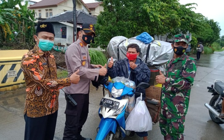 Kapolsek Brangsong AKP AKP Amin Supangat SH MM., Danramil 12 / Brangsong Kapten Inf Widodo Hendrarjo dan Kades Sidorejo Edi Kadarisman membagikan Masker Ke Masyarakat