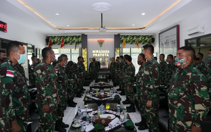 Dansatgas Pamtas RI-PNG Yonif 403/Wirasada Pratista Mayor Inf Ade Pribadi Siregar, S.E., M.Si., menirima kunjungan Kasrem 072/Pamungkas di Mako Yonif 403/Wirasada Pratista