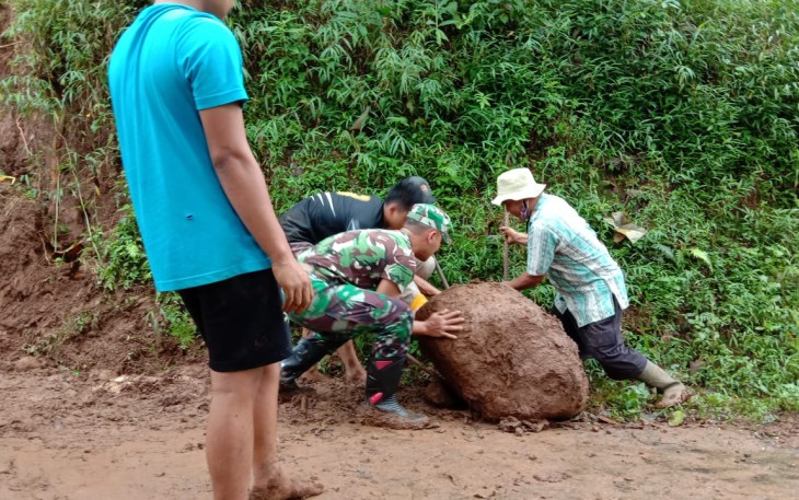 Babinsa Desa Sangu banyu Kodim 0736/Batang Koptu Dodik.bersama warga Dusun Pesanggrahan adalah melakukan kerja bhakti pembersihan tanah dan batu. 