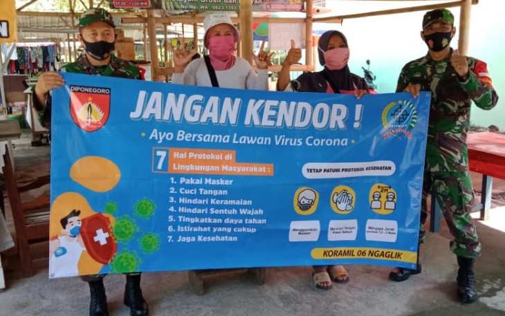 Anggota Koramil 06/Ngaglik sedang laksanakan kampanye protokol kesehatan