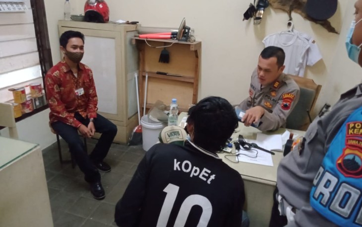 Kapolsek Brangsong AKP Amin Supangat SH. M.M. saat mengamankan tersangka