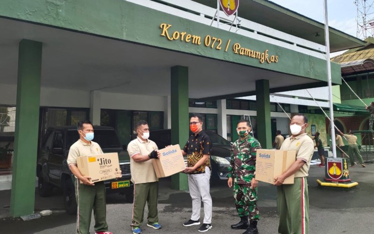Dandenma Korem 072/Pmk  Mayor Inf Joko Nugroho menerima bantuan APD dan Masker dari PT. Maesindo Indonesia Karangjati Kel. Bangunjiwo. Kec Kasihan  Kab. Bantul yang langsung di serahkan oleh Bapak Sunaryo Mgr HSE-GA PT. Maesindo Indonesia. Jumat (5-2-2021)