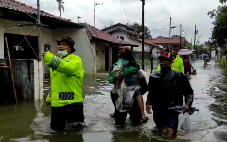 Personel Satuan Sabhara Polres Pekalongan Kota menyisir banjir di Kota Pekalongan, Sabtu (6/2/2021).