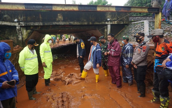 Bupati Batang Wihaji bersama  Dandim 0736 Batang Letkol Arh. Yan Eka Putra dan Kapolres Batang AKBP Edwin louis Sengka tinjau langsung warga terdampak banjir lumpur dukuh Celong desa Kedawung, Banyuputih, Batang, Sabtu (6/2/2021).