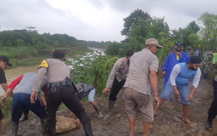 Forkompimcam Cepiring laksanakan kerja bakti memasang pancang dan pagar dari Bambu kemudian diisi dengan tanah yg dimasukkan kedalam kantong karung. Minggu, 7/2/2021.