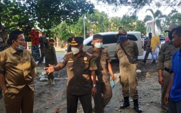 Satpol PP Kota Bengkulu Bersama Dinas Pariwisata Saat Melakukan Penertiban Pedagang di Kawasan Pantai Panjang