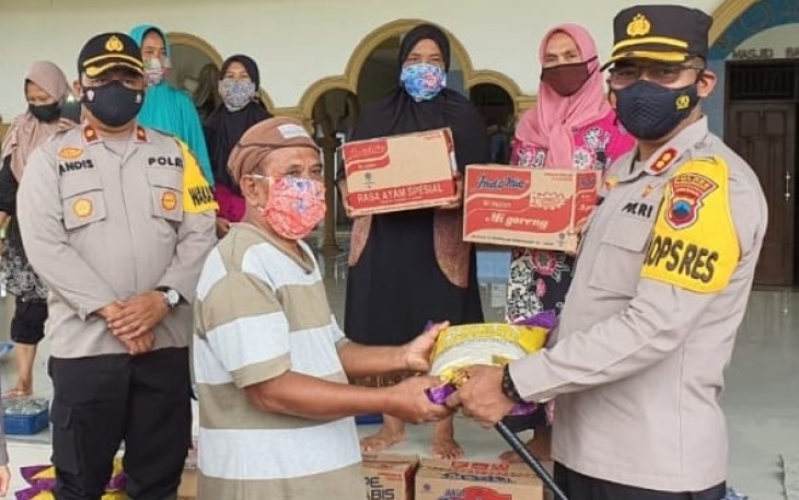 Kapolres Pekalongan AKBP Darno, S.H., S.I.K., kepada warga korban banjir yang berada di Posko Pengungsian Banjir di Kelurahan Bener Kecamatan Wiradesa Kabupaten Pekalongan, Minggu (7/2/2021).